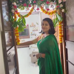 Another beautiful picture of Vaishnavi at her home, decorated for a festival. Our saree looks right at home amidst the celebrations.