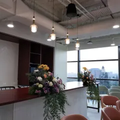 Even functional spaces like a pantry or lounge can be elevated for an event. We placed these tasteful floral arrangements at the Columbia Sportswear office opening to ensure the celebratory atmosphere extended throughout the entire workspace.