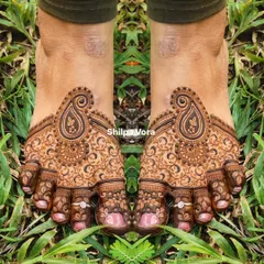 A lovely paisley-centric design for the feet, surrounded by delicate swirls and floral patterns. A great choice for guests or the bride.