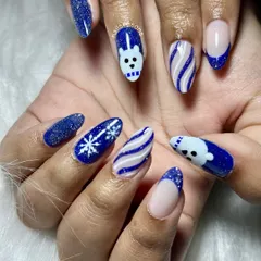 A fun and playful Christmas set. This design features glittery blue polish, candy cane stripes, snowflakes, and a cute hand-painted polar bear.