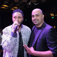 On stage with the incredibly talented Bollywood singer Ash King. Performing alongside live vocalists allows me to create a powerful and interactive musical experience for corporate awards nights and galas.