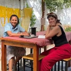Our co-founder Namrata enjoys a conversation with two artists and educators over coffee. Our ashram is a space for serendipitous meetings and the convergence of like-minded, creative women.