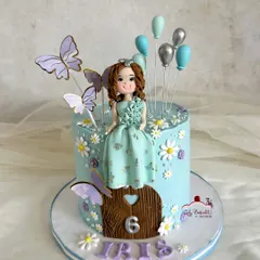 Another view of this personalized cake, showing the pretty butterflies and daisy details.