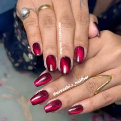 You can't go wrong with a bold, classic red. I used a magnetic cat eye polish to create this deep wine-red set, giving it a captivating shimmer that moves with the light. This look is all about confidence and effortless glam.