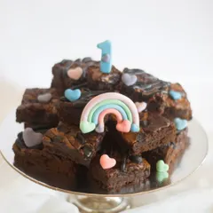 A brownie tower is such a fun alternative to a traditional birthday cake! This one was for a first birthday with a sweet rainbow theme. The brownies were a vegan peanut butter flavor, but I can customize them with your favorite add-ins.