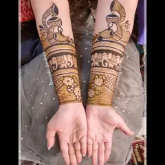 This bridal arm design, featuring symmetrical peacocks and elephant bands, is a great example of what I teach in my tutorials. Notice the clean lines and the balance between filled and open spaces. My next batch starts soon, so feel free to get in touch for inquiries.