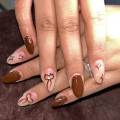 A cute brown set with hand-painted bows and starburst accents.