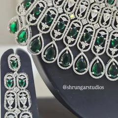 A close-up of the intricate design and the high-quality AD stones that give this set its amazing sparkle.