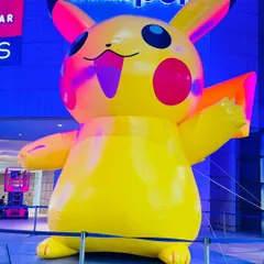 We create custom giant inflatables to match any theme, like this cheerful Pikachu character installed outside a Cinépolis theater. These inflatables are fantastic for photo opportunities and generating social media buzz.