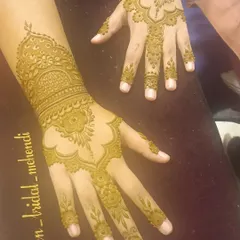 This is a beautiful and simple Arabic-style design. It's perfect for guests who want an elegant touch of henna without full coverage.