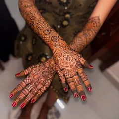 The full view of Alina's bridal henna, with the personalized initials taking center stage on the palm. A beautiful way to celebrate your union.