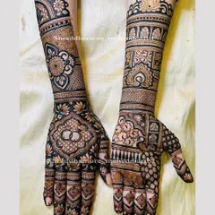 This beautiful engagement mehendi features interlocking rings as the central focus, surrounded by modern floral mandalas and paisley patterns.