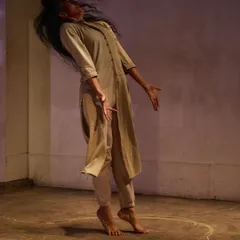 A moment of release during my solo piece "DANDYLION" at the Asia meets Asia Spring Camp in Tokyo. This performance explores resilience and the strength of life, using physical theatre to tell a powerful story.