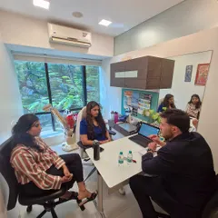 A moment from the theoretical part of my training on advanced thread lift techniques. Discussing patient assessment and planning is just as important as the hands-on procedure itself.