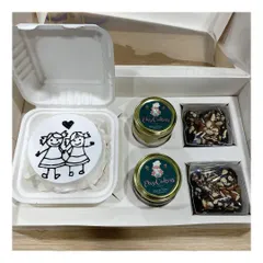 An example of a custom hamper box I can create. This one includes a bento cake, two cake jars, and two brownies, making it a perfect gift.