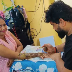 A friendly and focused learning environment is what I offer. Here, a student is practicing her line work under my supervision, which is a crucial part of the beginner's course.