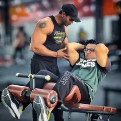 Abs workout mein form correction. Main client ko guide kar raha hoon taaki woh apne core ko theek se engage kare aur lower back pe strain na aaye.