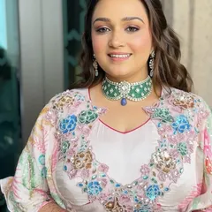 A soft glam moment for a carnival-themed pre-wedding event. We focused on natural dewy skin, flushed cheeks, and a soft metallic rose eyeshadow to match her colorful and festive outfit.