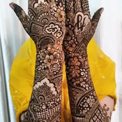 A lovely shot of bride Aqsa's mehendi. We even included her initials 'A' and 'H' for a personal touch, surrounded by dense floral and paisley patterns.