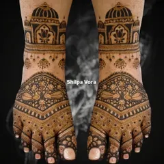 A majestic bridal foot design with Taj Mahal-inspired domes and peacock figures, creating a truly grand statement.