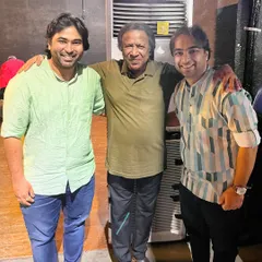 Seeking blessings from Padmashree Ustad Shahid Parvez khan ji after one of his electrifying performances. Learning from the masters is a lifelong process, and I share these insights with my advanced students.