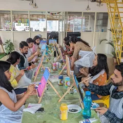 A full house for our Saturday sessions! The studio is buzzing with energy as participants dive into a ton of different art activities. When are you planning your digital detox getaway?