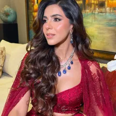 A lady in red commands the room. For this look, I created ultra-glam skin with a soft smokey eye to enhance the bold, confident energy of this stunning Rohit Gandhi and Rahul Khanna lehenga, proving that red is always powerful.