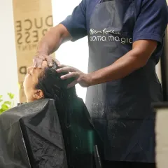 A client receives a nourishing scalp massage as part of her hair spa treatment. This step is essential for stimulating blood flow and ensuring the deep penetration of our natural hair masks.