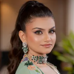 A close-up of our emerald and diamond-style choker set. Paired with a mint green outfit, this jewellery adds a touch of modern sophistication, perfect for a bridesmaid or a wedding guest.
