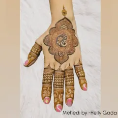 This back-hand design features a large central paisley filled with intricate details. The fingers are heavily decorated with different patterns, making this a rich and eye-catching piece.