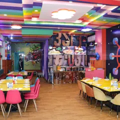 This is where the party happens! Our colorful and vibrant cafe area is perfect for cake cutting, enjoying a delicious buffet, and giving guests a comfortable space to relax between play sessions.