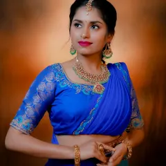 For a slightly different feel, we swapped the heavy set for a colorful Jadau choker. This changes the entire vibe of the outfit, making it perfect for a different event.