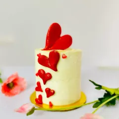 Another design from my Valentine's collection. This tall mini cake features a cascade of red hearts on a smooth, off-white buttercream canvas, creating a simple yet romantic look.