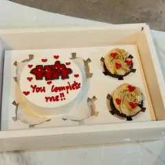 A sweet combo box with a "You complete me" bento cake and two matching cupcakes. It's a perfect gift for your special someone.