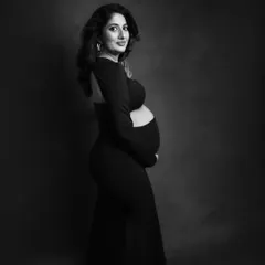 The same portrait, but transformed in monochrome. The lack of color highlights the beautiful silhouette and the texture of her hair and dress.