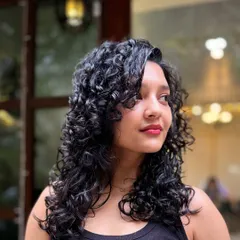 A few more shots of actress Ritika Singh enjoying her fresh curly cut. Her defined, healthy curls look stunning from every angle.