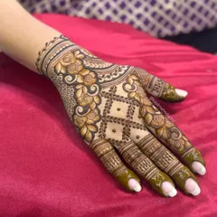 A lovely design for a wedding guest, combining a floral strip with a delicate grid pattern on the palm.