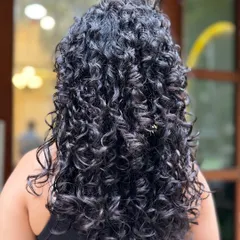 A few more shots of actress Ritika Singh enjoying her fresh curly cut. Her defined, healthy curls look stunning from every angle.