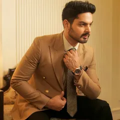 A well-fitted blazer is the cornerstone of a versatile wardrobe. This classic double-breasted blazer in a warm camel tone is tailored to perfection, showing our commitment to creating pieces that are both elegant and effortlessly wearable for any occasion.