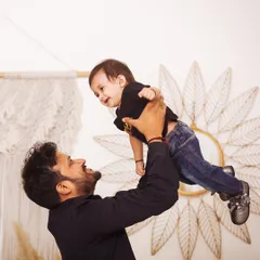 The pure joy of being lifted up by dad. I love capturing these playful, action-filled moments during family photoshoots that show the fun and energetic side of your bond.