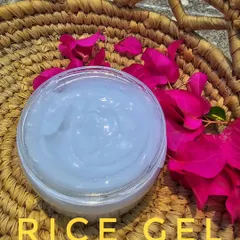 Introducing my handmade Rice Gel, enriched with rice water and niacinamide. This light moisturizer strengthens the skin barrier, lightens dark spots, and provides deep hydration for a soft, radiant glow.