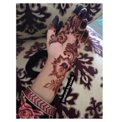 I love creating elegant Arabian-style mehendi. This design features bold floral and vine motifs with open spaces, creating a striking look on the back of the hand that’s perfect for any occasion.