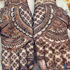 A close-up of a baby shower mehendi with custom text. I carefully wrote "Phuppi to be" and "Sasha's Baby Shower" into the design, making it a unique and personal piece for the family.