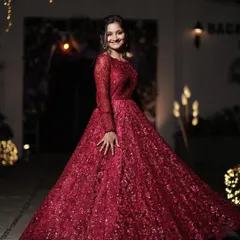 For a dreamy reception, we chose a stunning red gown and paired it with a sophisticated makeup look. The focus is on flawless skin and elegant contouring that photographs beautifully under evening lights.