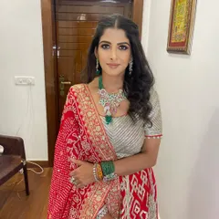 A closer look at the sunset eye makeup, which enhances her features while complementing her stunning red and silver lehenga.