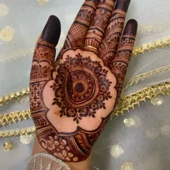 The contrast between the dark stain and the bride's skin is just stunning. This is the colour every bride dreams of.