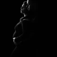 Another take on the minimalist maternity silhouette, this black and white image is all about form, anticipation, and the quiet strength of motherhood.