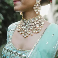 A closer look at bridal perfection. This image highlights the stunning craftsmanship of the oversized polki stones and delicate pearl drops, a set designed to be both grand and gracefully feminine.
