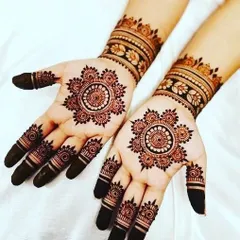 A classic mandala design on the palm with a matching cuff and detailed fingertips. Perfect for festivals like Eid or Diwali.