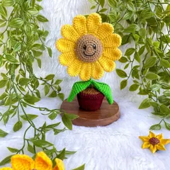 Here’s a little pot of sunshine to brighten up your desk. This smiling sunflower is one of my most cheerful creations and is designed to sit in its own little pot, bringing a bit of everlasting happiness to your workspace.